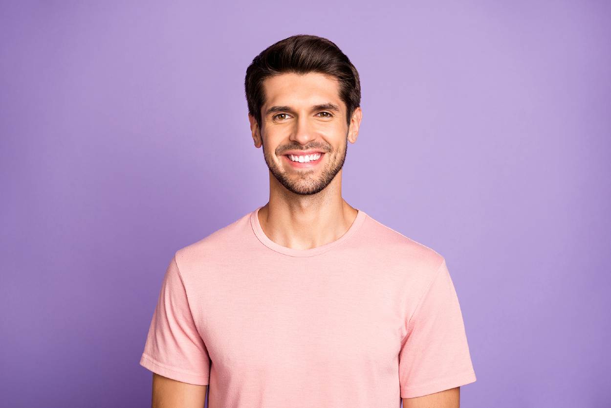 Hombre con mucho pelo sonriendo a la cámara