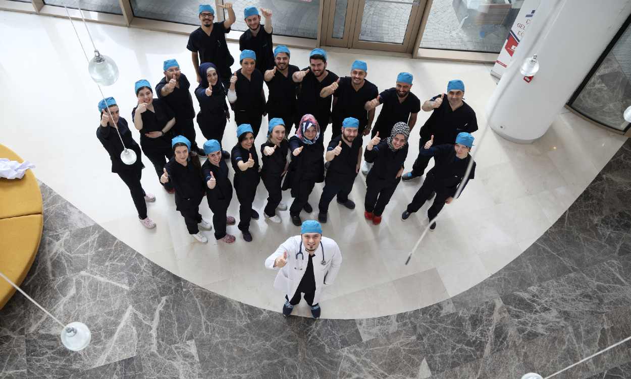 Equipo del Dr. Balwi en la clínica Elithairtransplant en Turquía