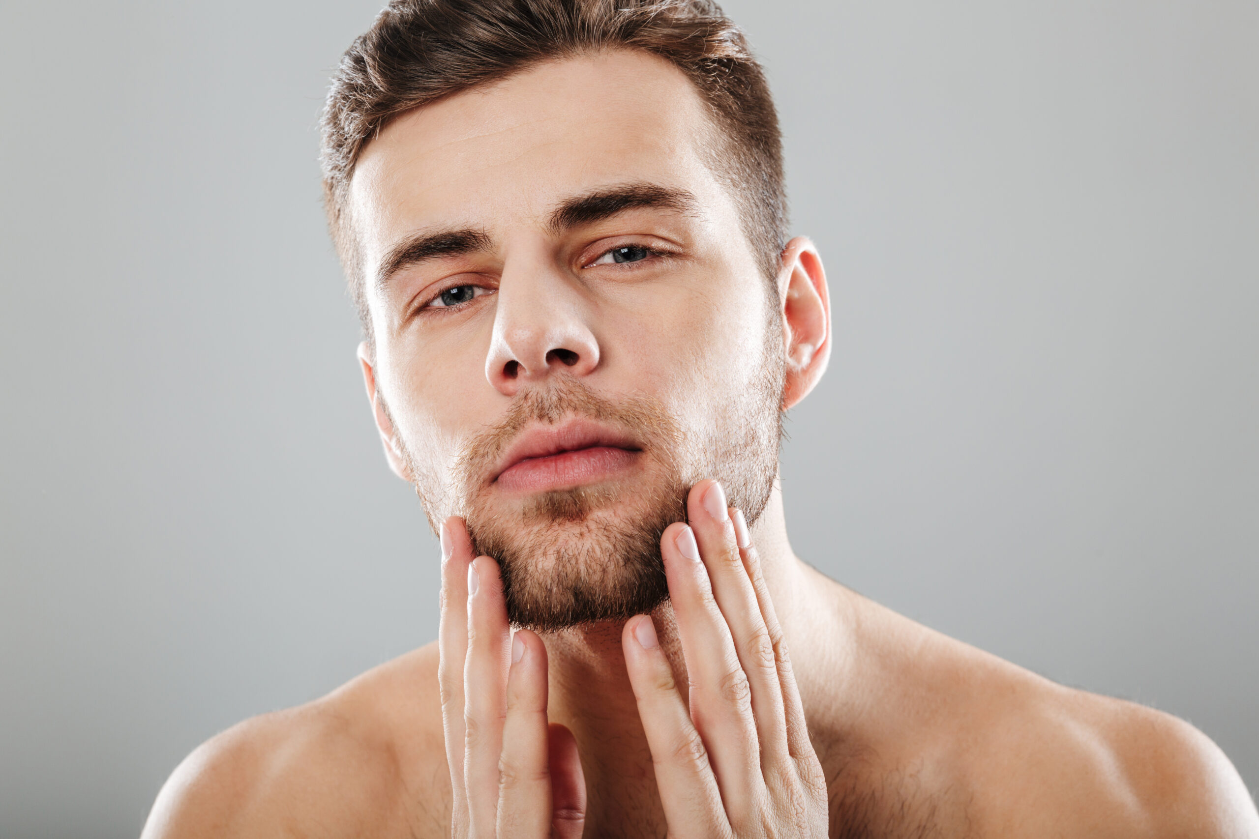 Hombre revisando su crecimiento de la barba