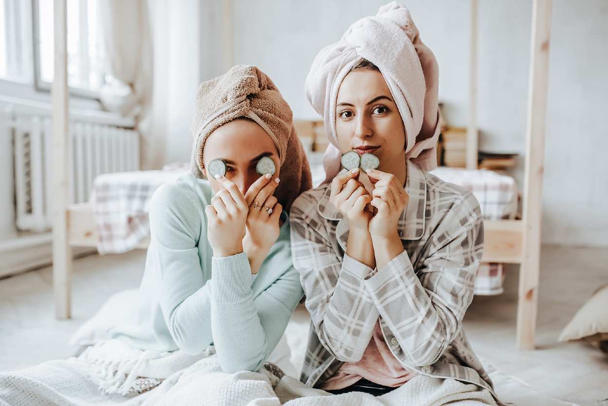 Mujeres preparando una mascarilla para la cara