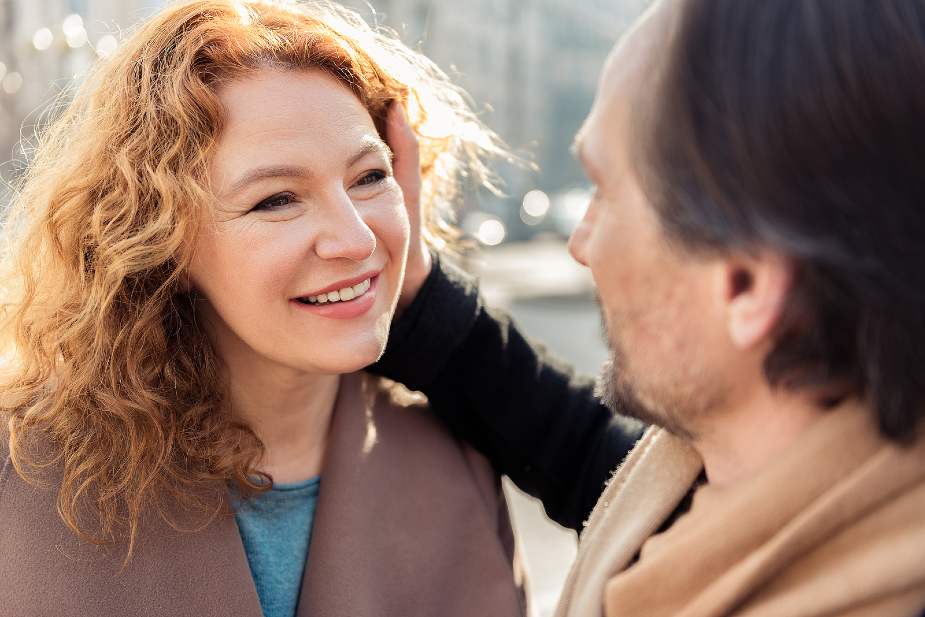 Pareja de mediana edad enamorada