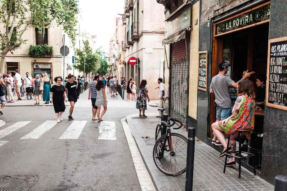 Bar en Barcelona con la calle llena de gente