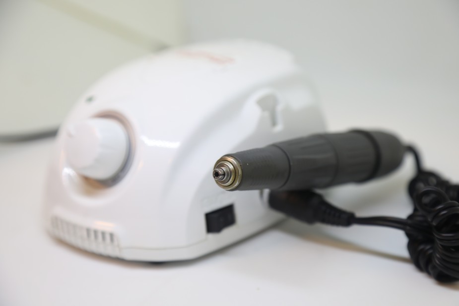 En una operación capilar con la técnica FUE se utiliza esta herramienta con micromotor para la extracción