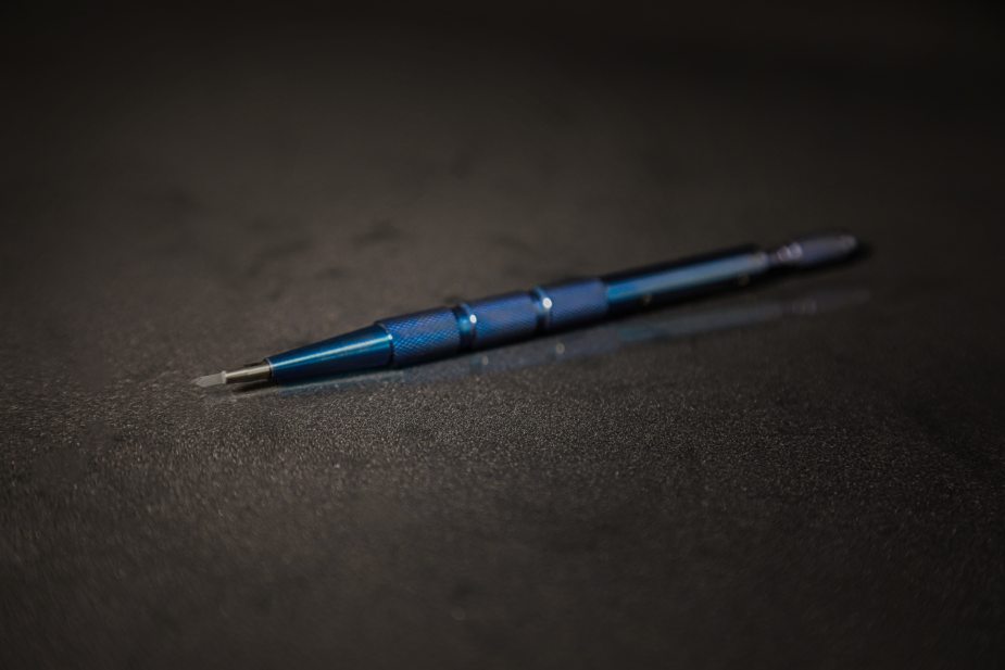 Cuchilla de zafiro empleada en un trasplante capilar Zafiro Percutáneo