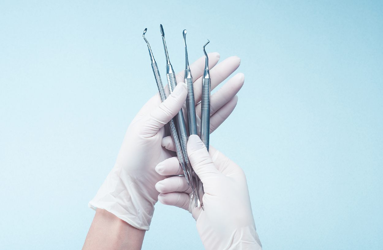 Manos sujetando herramientas de cirugía