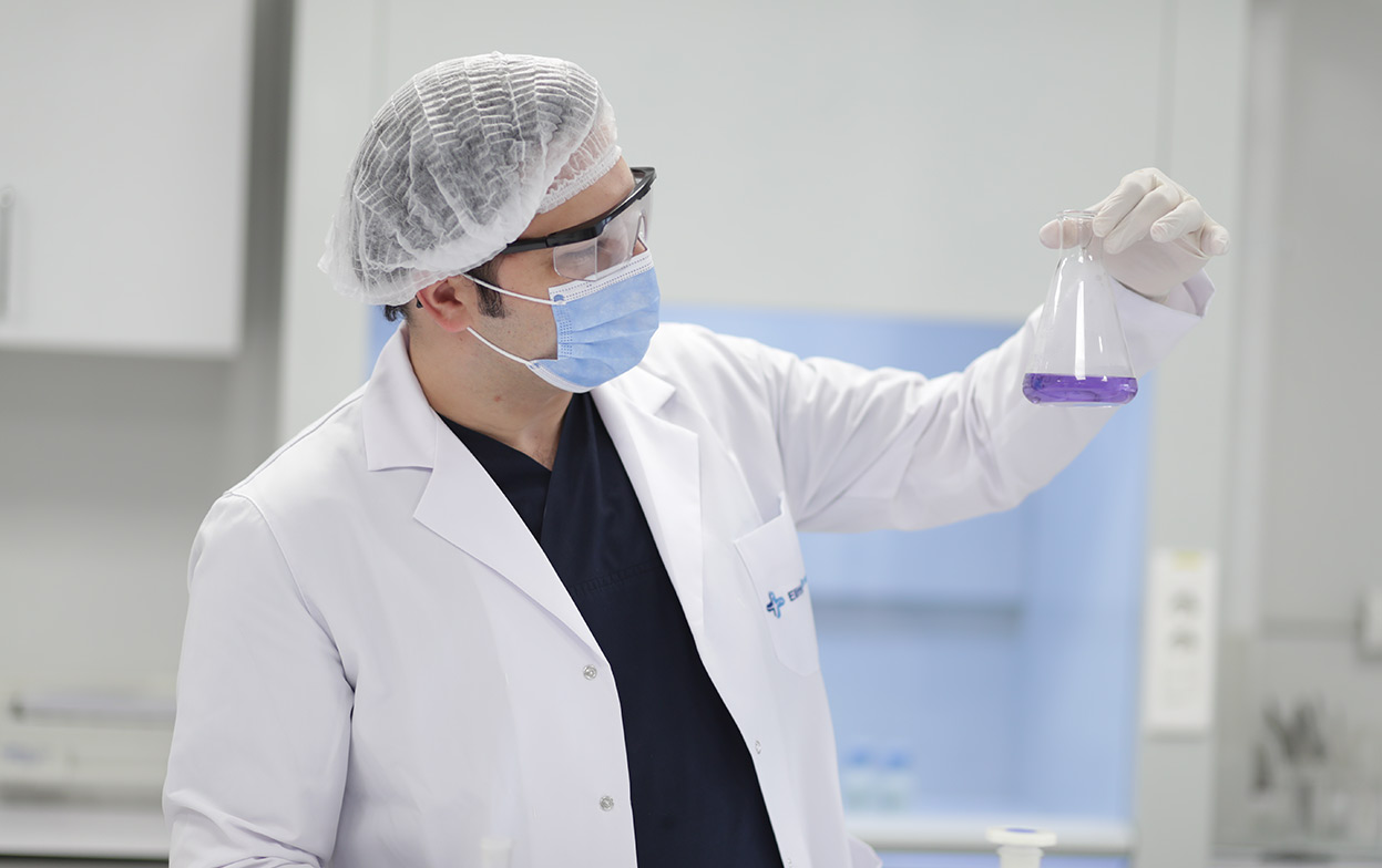 El Dr. Balwi durante su investigación en el laboratorio de la clínica Elithair