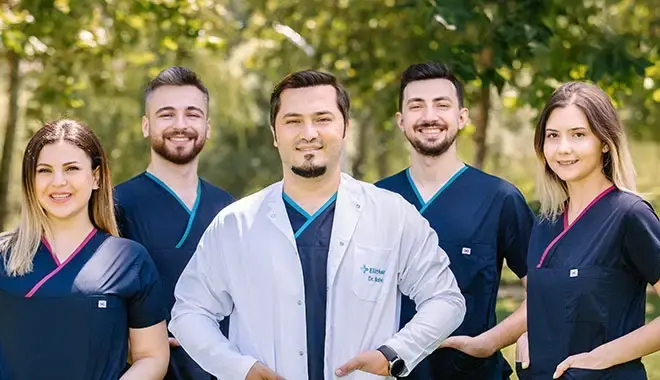 Imagen del Dr. Balwi rodeado por cuatro miembros del equipo médico de Elithair