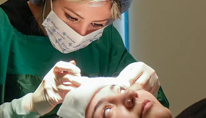 Operación de trasplante capilar en una mujer en la clínica Elithair. La imagen muestra el procedimiento en curso, realizado por especialistas para restaurar la densidad del cabello.