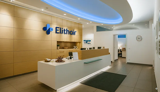 Vista interior de la moderna clínica de Elithair en Hannover – céntrica y de fácil acceso