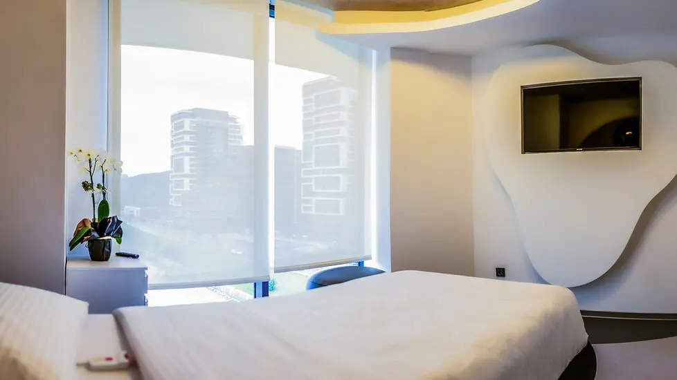 Interior de una de las habitaciones de Elitklinik situadas directamente dentro de la clínica